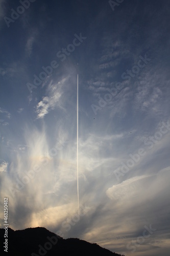 夕焼け空に1本の飛行機雲 