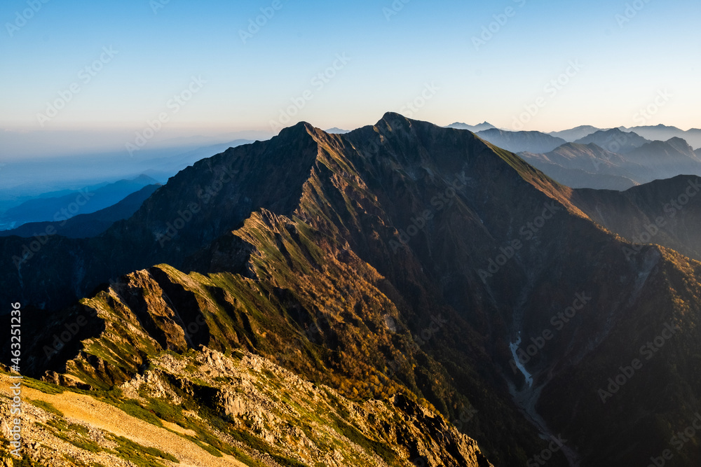 Obraz premium 静かな夕暮れの山