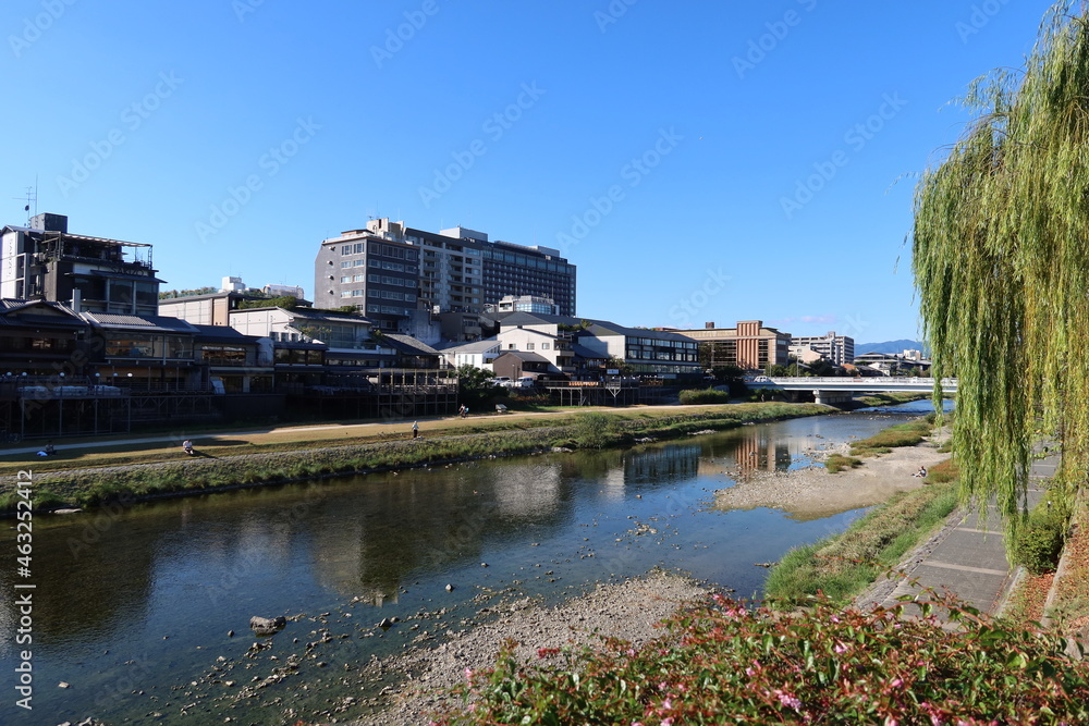 A cityscape in Kyoto in Japan 日本の京都の一都市風景 : the Kamo River running through Kyoto and Oike-ohashi Bridge 京都を貫流 する鴨（賀茂）川と御池大橋