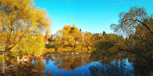 Autumn trees reflected in water © valeriy boyarskiy