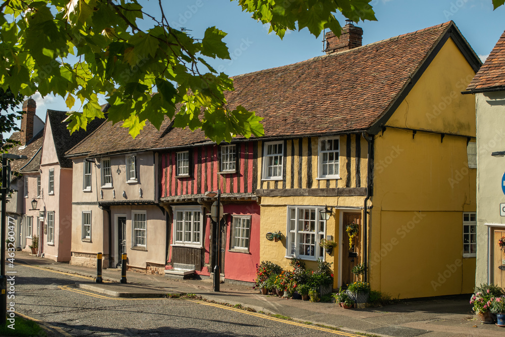 Ταπετσαρία Facade of old colorful Tudor timber framed British cottages at Saffron Walden, E