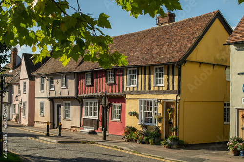 Photo Facade of old colorful Tudor timber framed British cottages at Saffron Walden, E