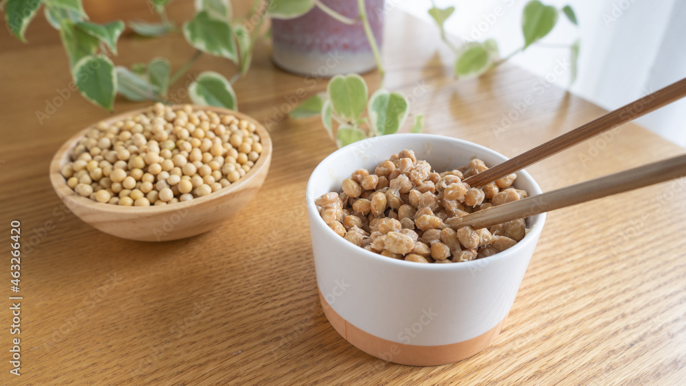 日本の納豆と生大豆。納豆を箸で混ぜる。	