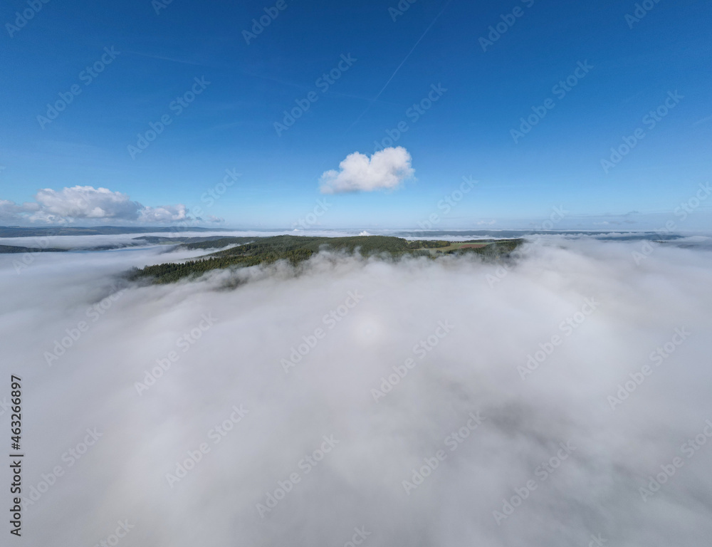 Obraz premium Valley fog is a fascinating meteorological phenomenon that forms due to the condensation of water vapor in the air near the earth's surface