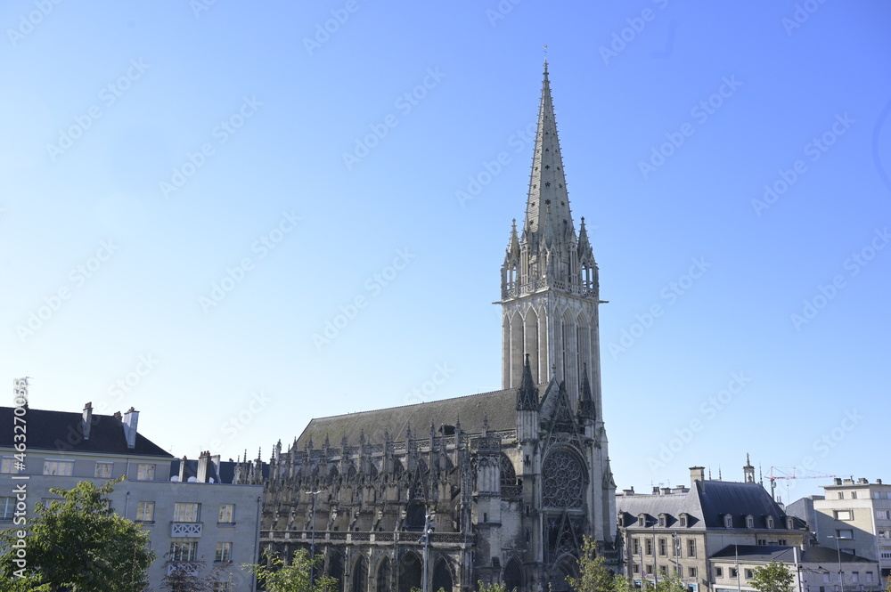 L'église Saint-Pierre de Caen entouré de bâtiment.