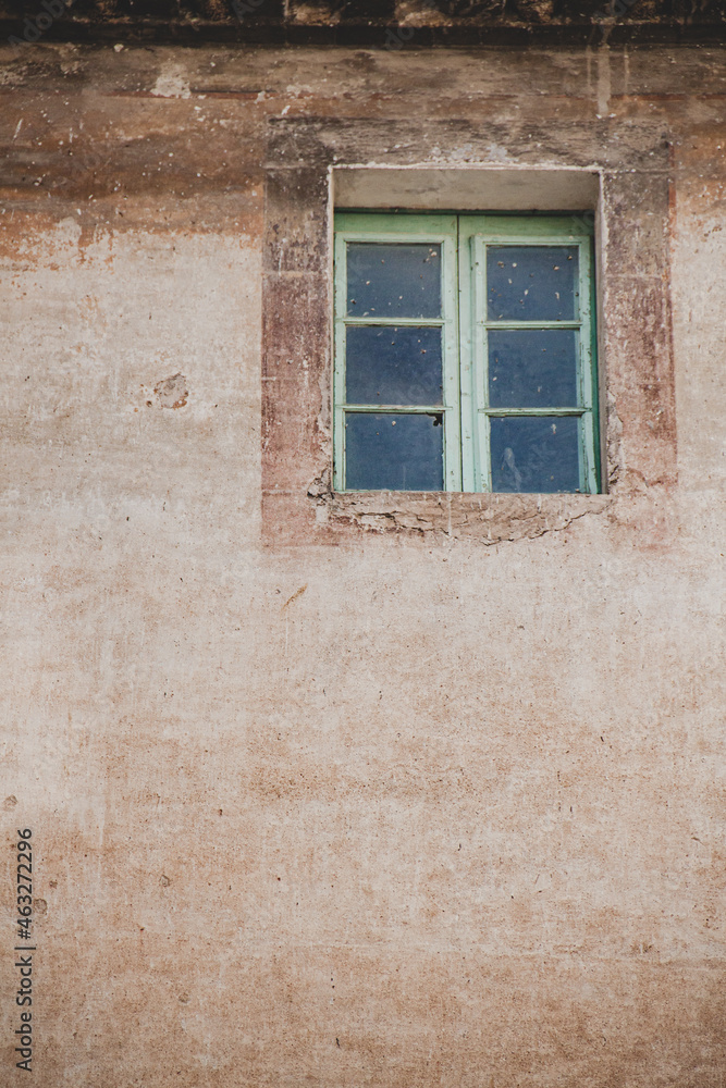Ventana con cristales marco de color verde y pared marrón vintage retro Ventana con cristales marco de color verde y pared marrón vintage retro