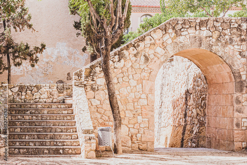 puente medieval con encanto naturaleza colores