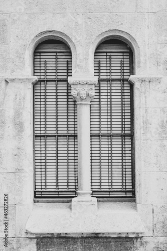 Cristalera románica en blanco y negro 