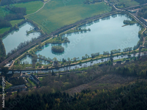 vue aérienne d'un lac à Merey dans l'Eure en France photo