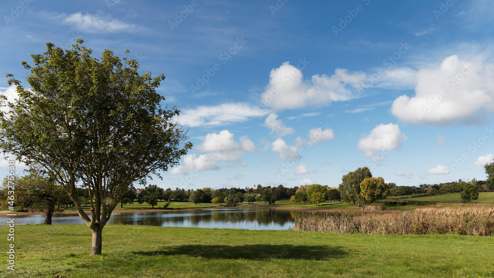 Vue panoramique du lac de Lapeyrouse sur un plateau verdoyant des combrailles en Auvergne
