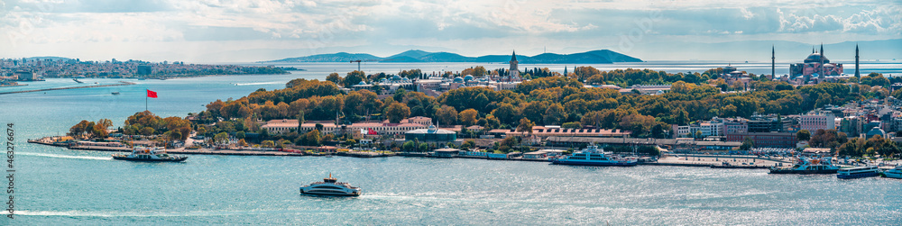 Fototapeta premium ISTANBUL, TURKEY - OCTOBER 12 ,2021: Istanbul city view from Galata tower in Turkey. Golden Horn bay of Istanbul and view on mosque with Sultanahmet district. panorama view