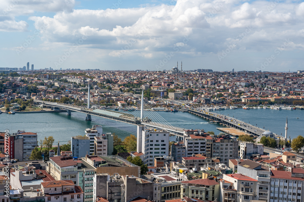 Obraz premium ISTANBUL, TURKEY - OCTOBER 12 ,2021: beautiful aerial panoramic view of the Golden Horn river with mosques, buildings, Ataturk Bridge and Halic Bridge