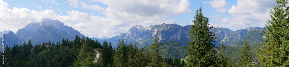 Panoramaaufnahme vom Toten Mann in Richtung Hirscheck und Berggaststätte Hirschkaser oberhalb des Bergsteigerdorfes Ramsau