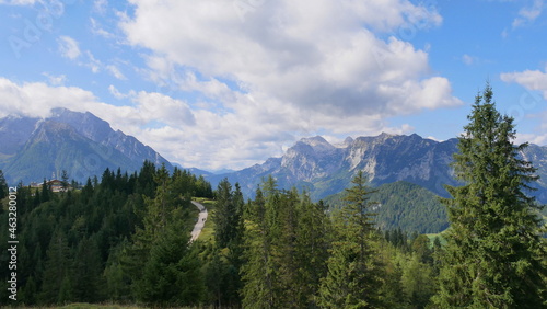 Blick vom Toten Mann auf das Hirscheck mit Berggaststääte Hirschkaser bei dem Bergsteigerdorf Ramsau