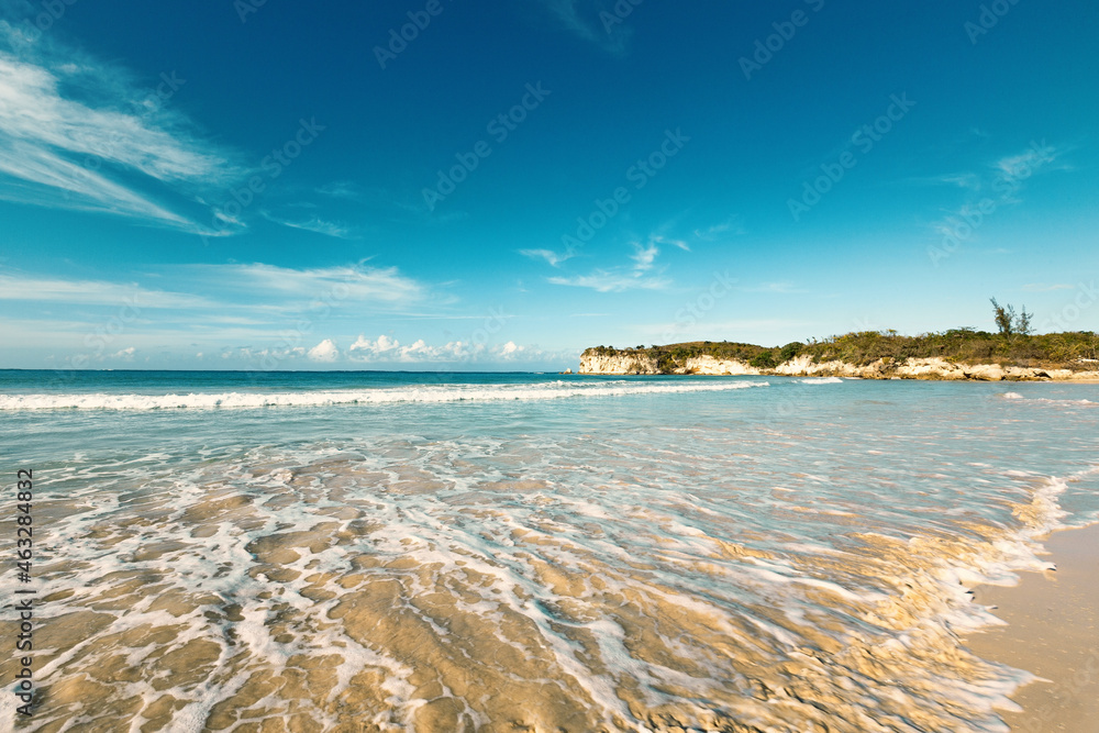 Obraz premium Wild caribbean beach of Atlantic ocean
