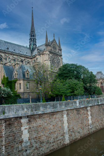 Notre-Dame desde el Río Sena. París. Francia