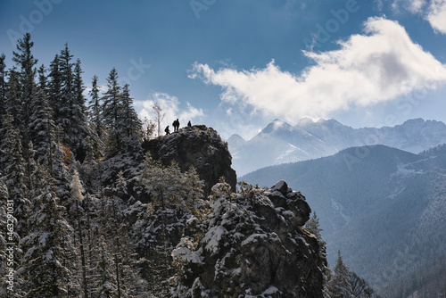 Fototapeta Naklejka Na Ścianę i Meble -  na Nosalu turyści