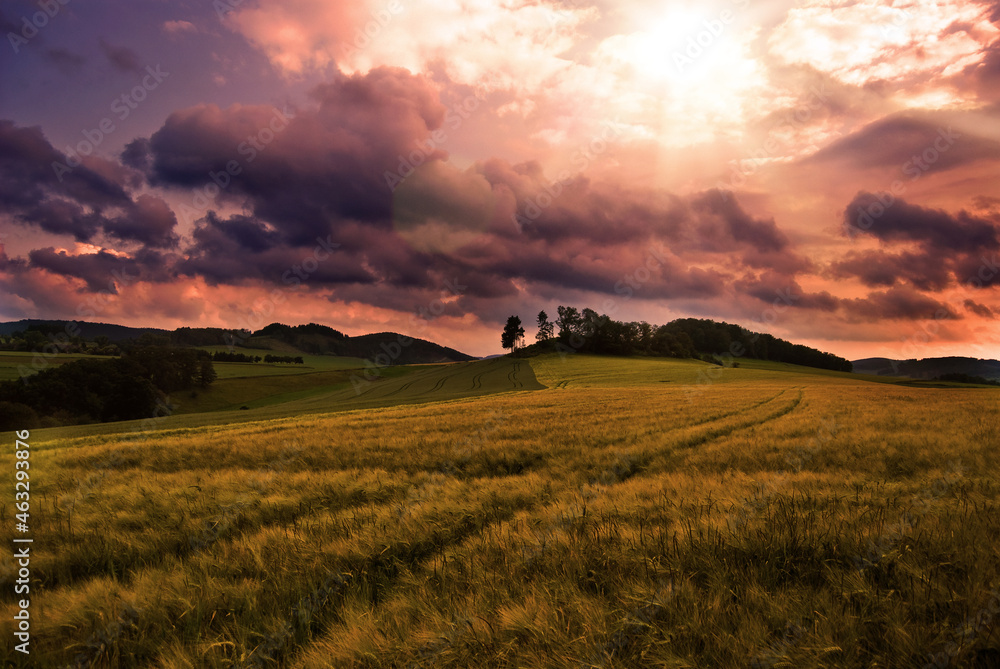 Landschaft im Sauerland nach einem Gewitter bei Sonnenuntergang