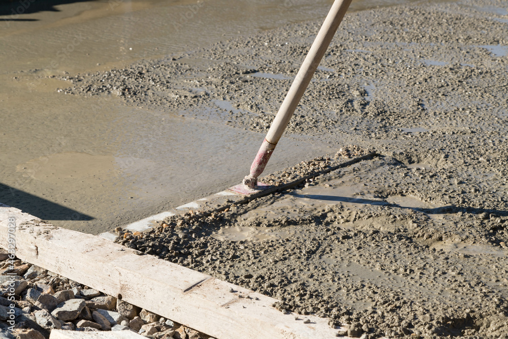 Beton für einen Bodenplatte verarbeiten Stock Photo | Adobe Stock