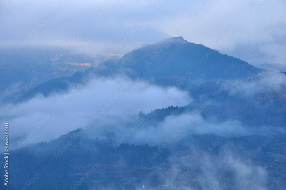 丹沢の大野山からの展望　雲湧く山稜