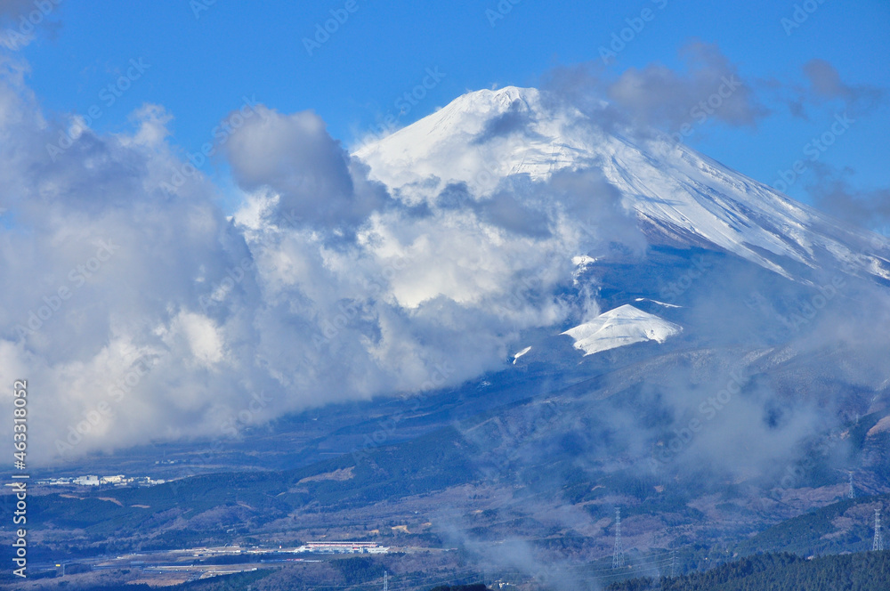 丹沢の大野山より　富士山に雲が纏わり付く　大野山の山頂は広く、多くの登山者が休憩できる場所。位置を変えれば360度の展望を楽しめる素晴らしいロケーションの山。西に富士山を間近に望み、北東に御正体山や西丹沢の檜洞丸から丹沢山までが爽快に連立し、南には箱根山が望める。また大野山の東側となりの小高い場所は、大野山乳牛育成牧場で民営の牧場がある。