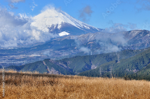 丹沢の大野山より 晴れ行く富士山と三国山稜 丹沢 大野山より左から富士山、大洞山（角取山）、楢木山、三国山