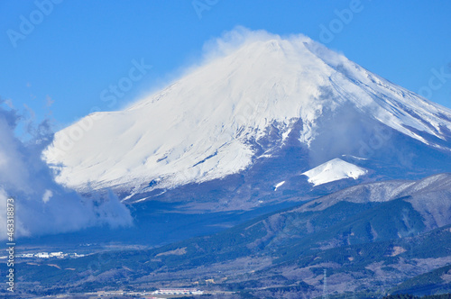 丹沢山地の大野山より雪煙舞う富士山を望む © Green Cap 55