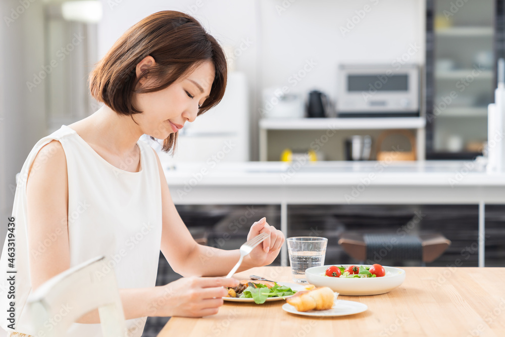 食欲不振の女性