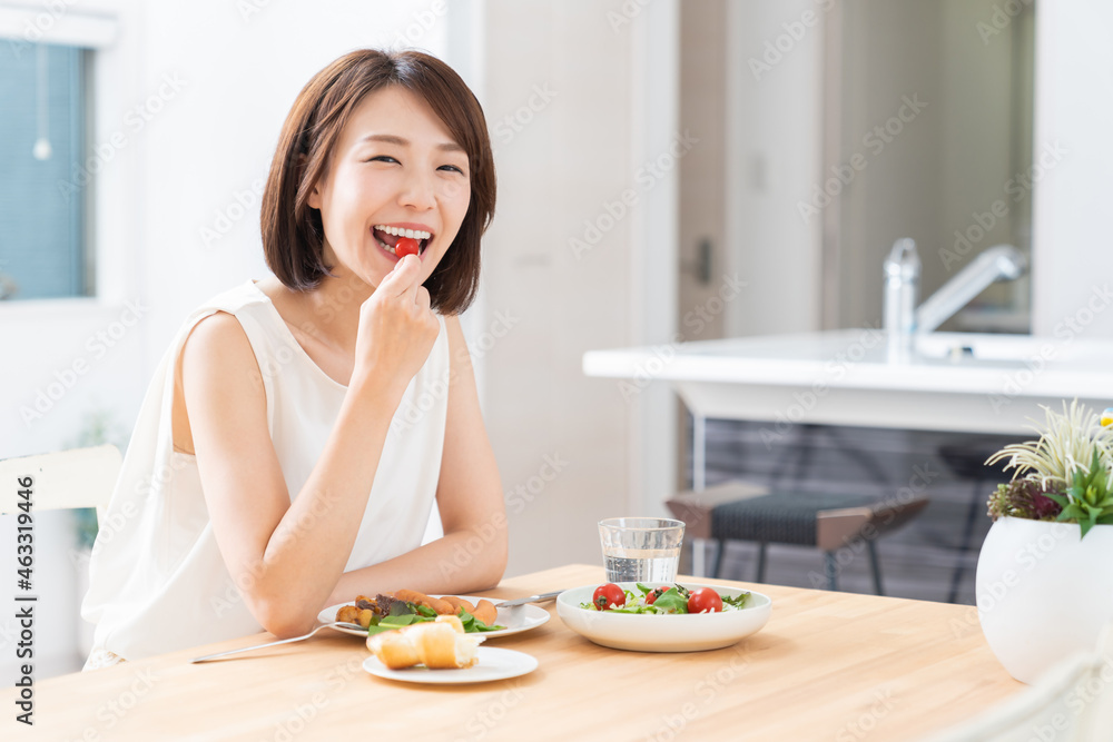 食事をする女性