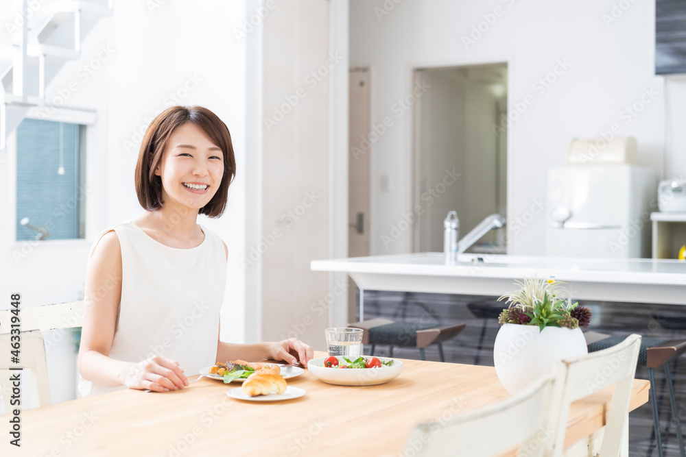 食事をする女性