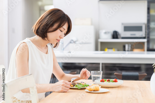 Fototapeta 食欲不振の女性