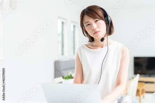 Wallpaper Mural 若い女性　パソコン　通信学習　考える Torontodigital.ca