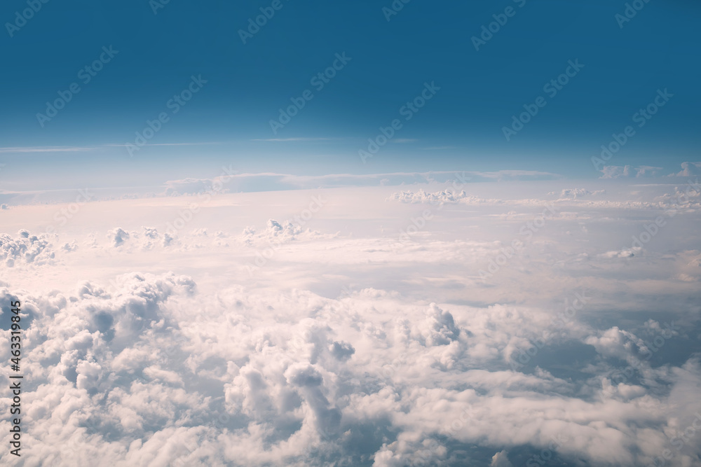 Naklejka premium Scenic sky background with cumulus clouds down
