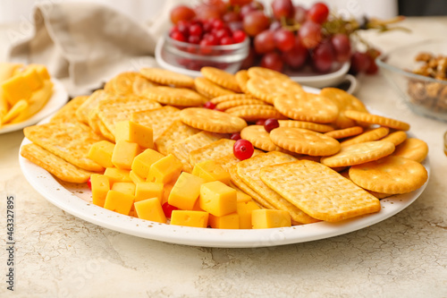 Platter with crunchy cracke...