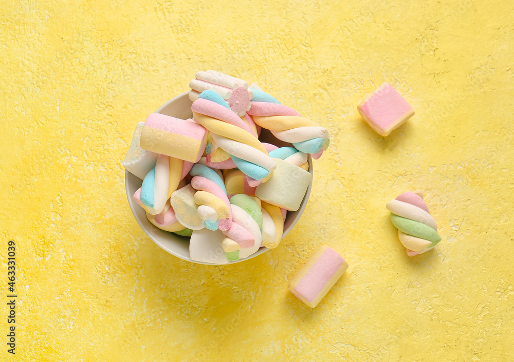 Bowl with sweet twisted marshmallows on color background - obrazy, fototapety, plakaty 