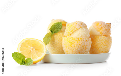 Refreshing lemon sorbet des...