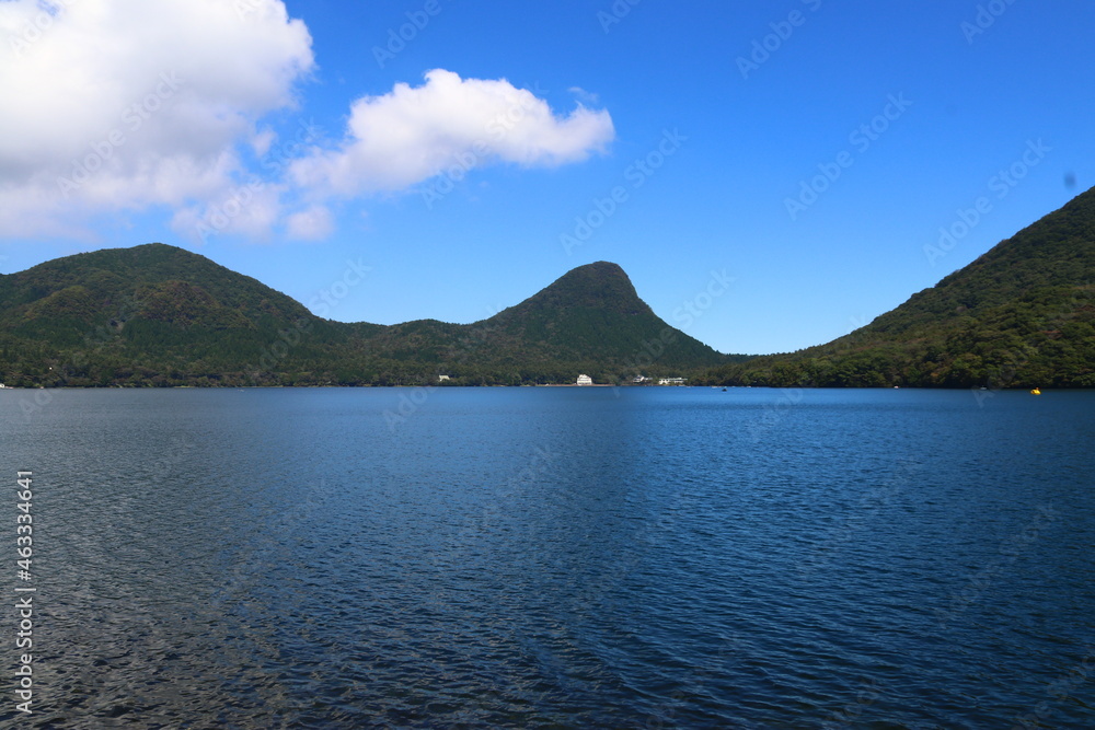 榛名湖。青い空、青い湖、緑の山。
