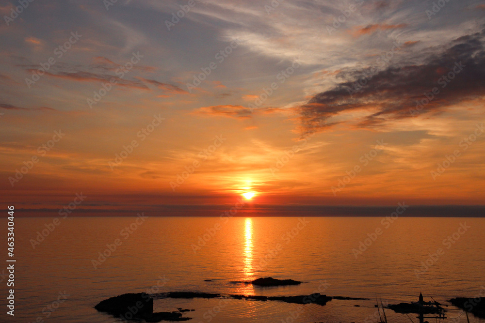 夕日と輝く海
