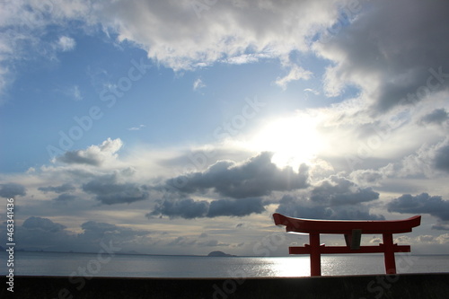 海上の赤い鳥居"厳島神社"と青い空！白い雲 空模様 日本の景色 # SDGs #地球
