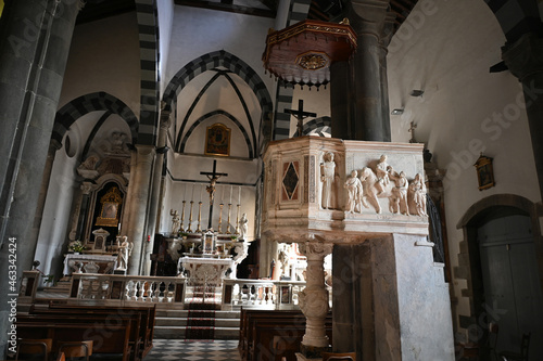 Interno della Chiesa di San Giovanni Battista a Riomaggiore photo