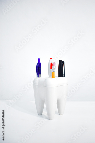 Figura de Muela o diente con forma de lapicera para guardar lapiceros y lapices. 