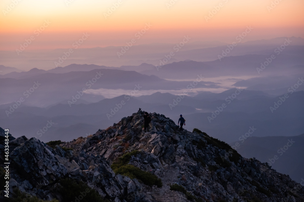 日の出前の登山風景