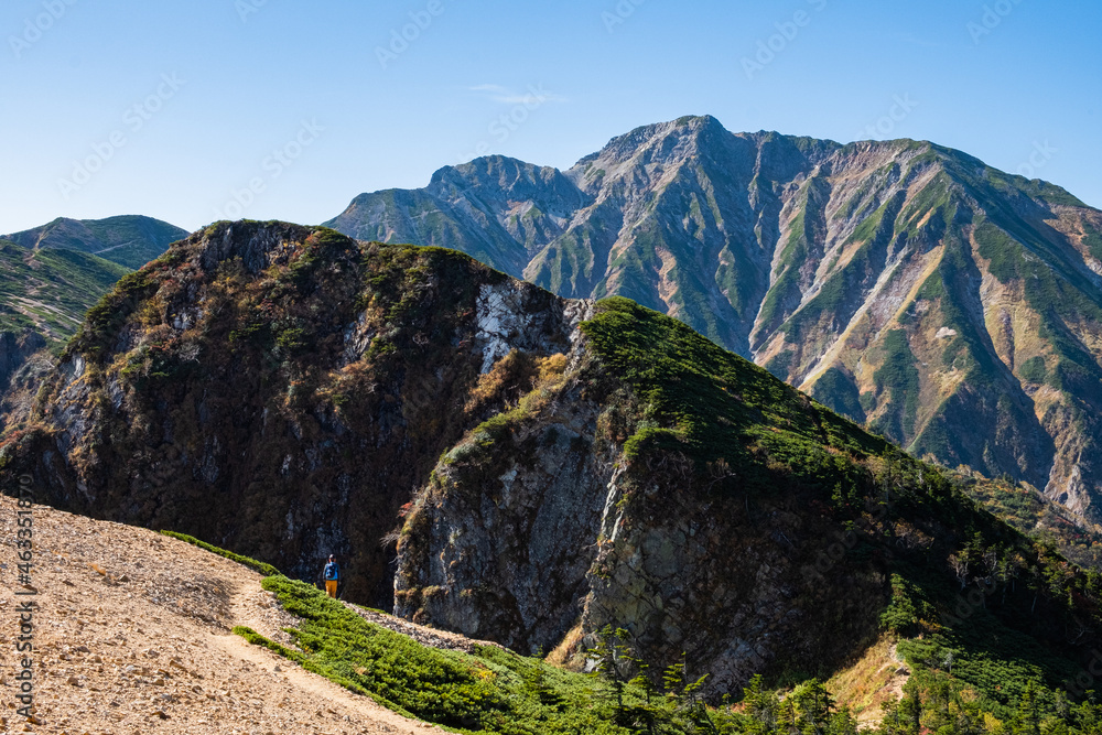 Fototapeta premium 登山者と雄大な山