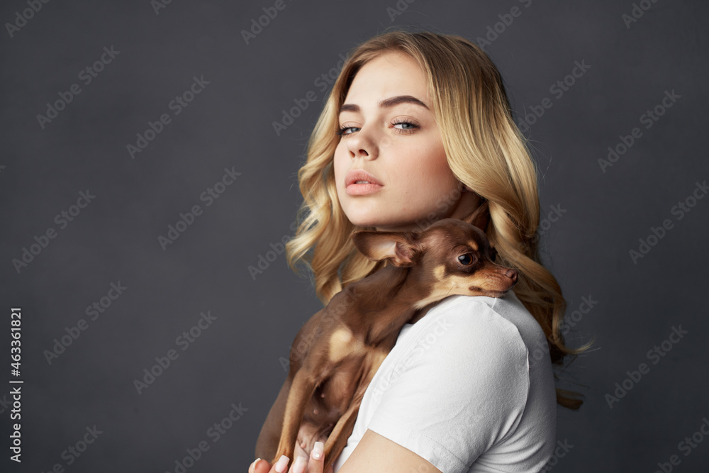 Naklejka premium beautiful woman with a small dog makeup posing dark background