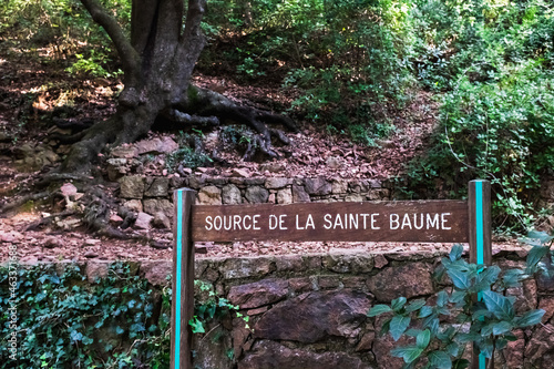Φωτογραφία sign in the forest, source de la sainte baume, cap esterel, provence, south of France