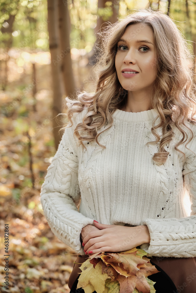 Obraz premium happy autumn woman