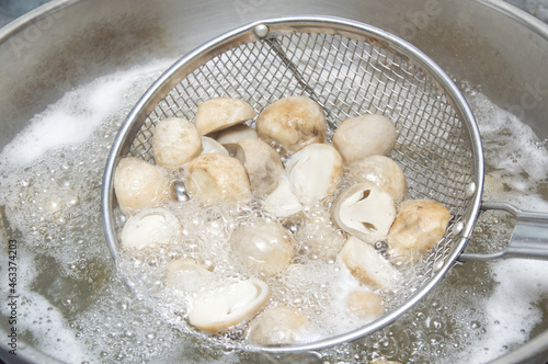 Φωτογραφία wash and cut mushrooms, blanching in boiling water for 30 seconds, drain, leave them cool and put into bottles, can store in the refrigerator for 1-2 weeks