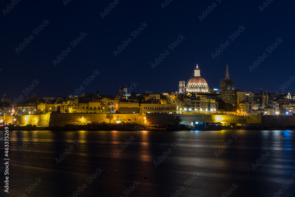 Valletta skyline at night. 
Skyline de la Valeta por la noche.

