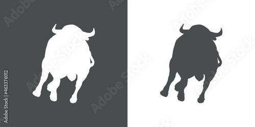 Icono plano silueta de toro de lidia atacando en fondo gris y fondo blanco