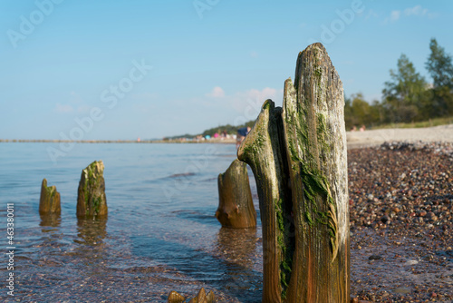 Wellenbrecher am Strand von Kolberg an der polnischen Ostseeküste